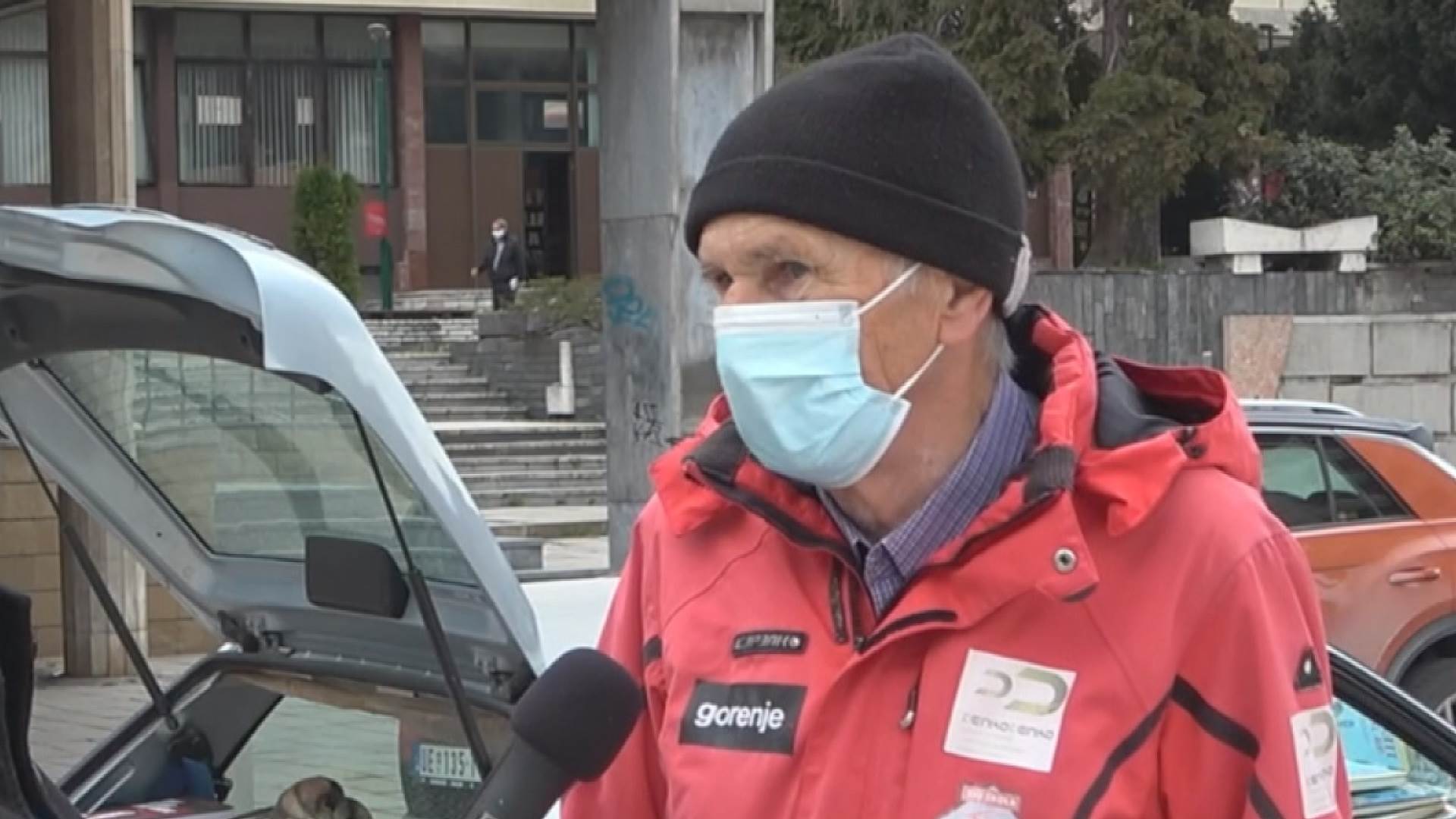 profesor knjizevnosti prodaje knjige na ulici humanitarna akcija