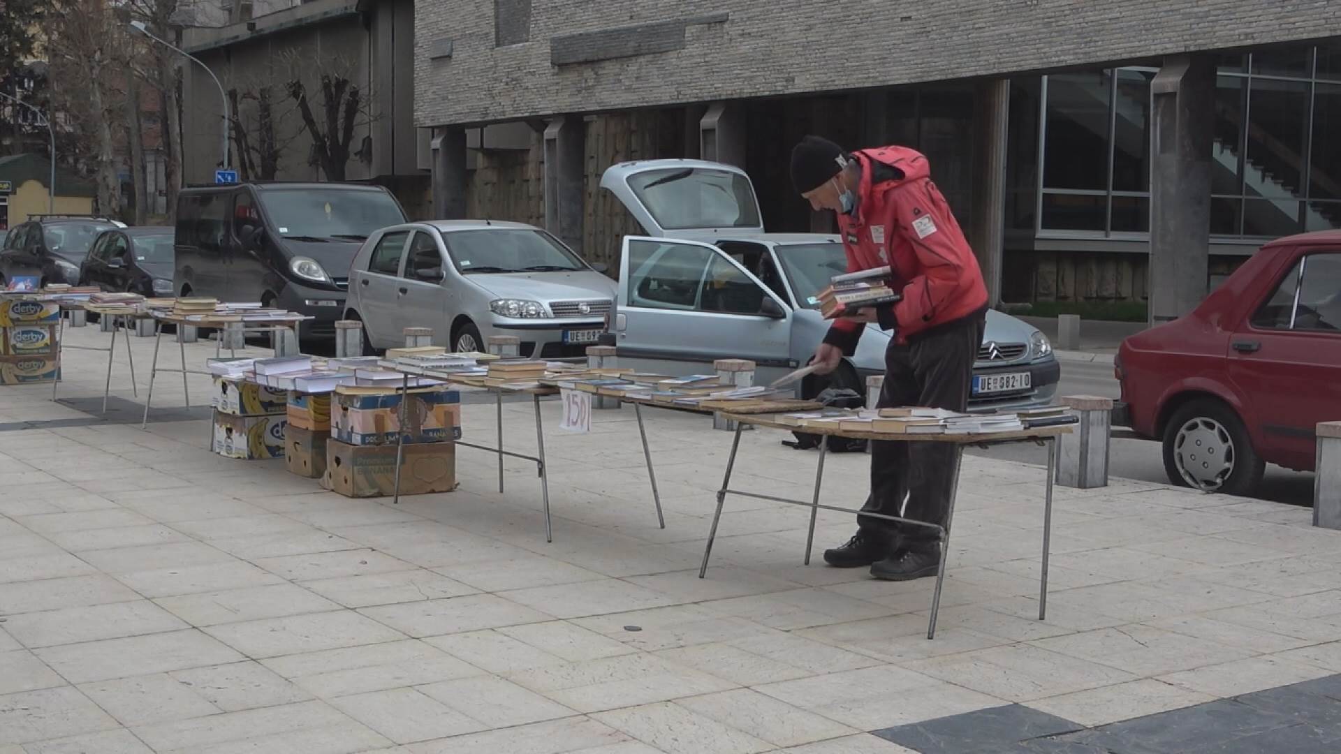 profesor knjizevnosti prodaje knjige na ulici humanitarna akcija