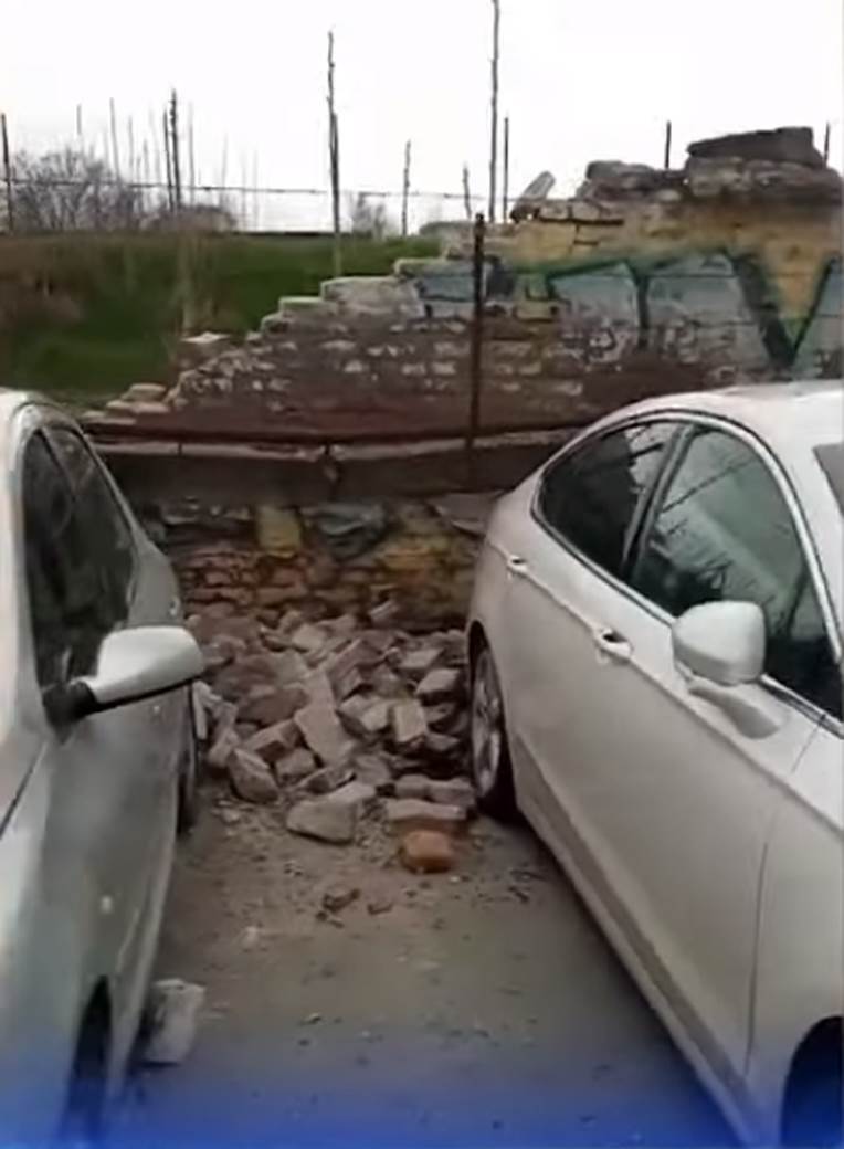obrusio se zid na stadionu fk zemun