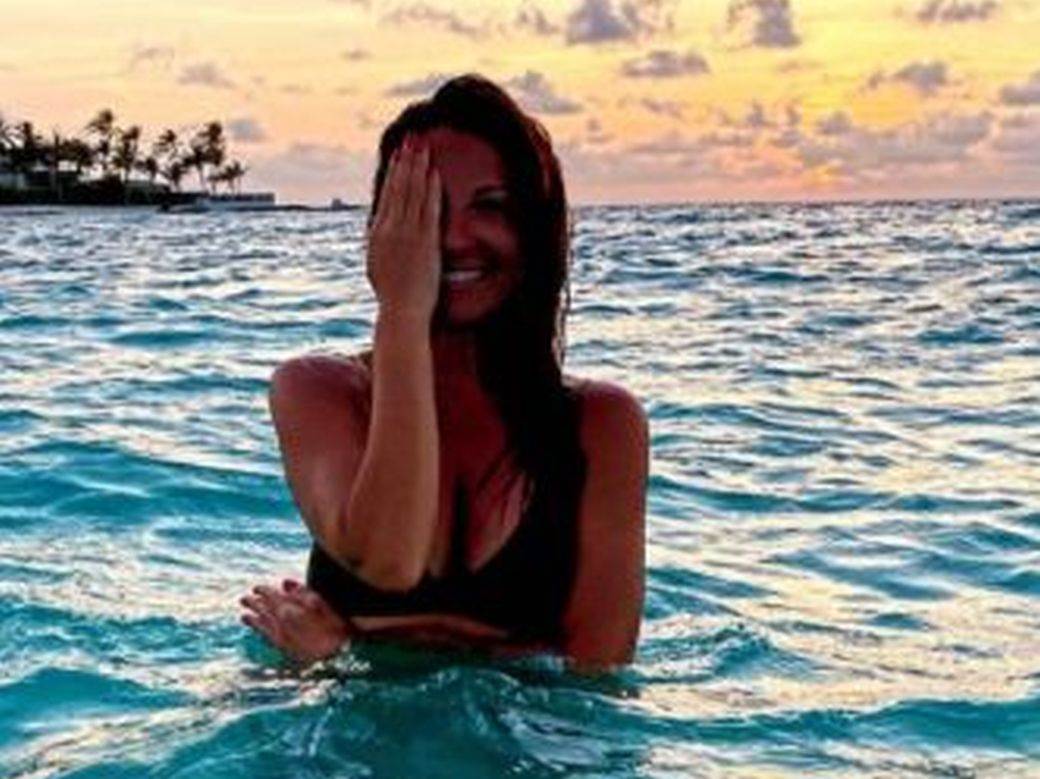 sanja marinkovic telo noge maldivi instagram foto