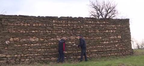 selo gornji bucumet medvedjaa lebane poludragi kamen