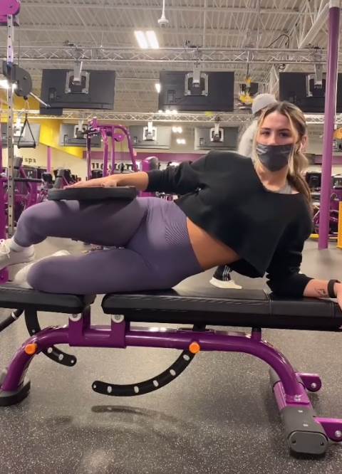 devojka u teretani mladic joj snima zadnjicu video