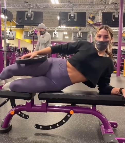 devojka u teretani mladic joj snima zadnjicu video