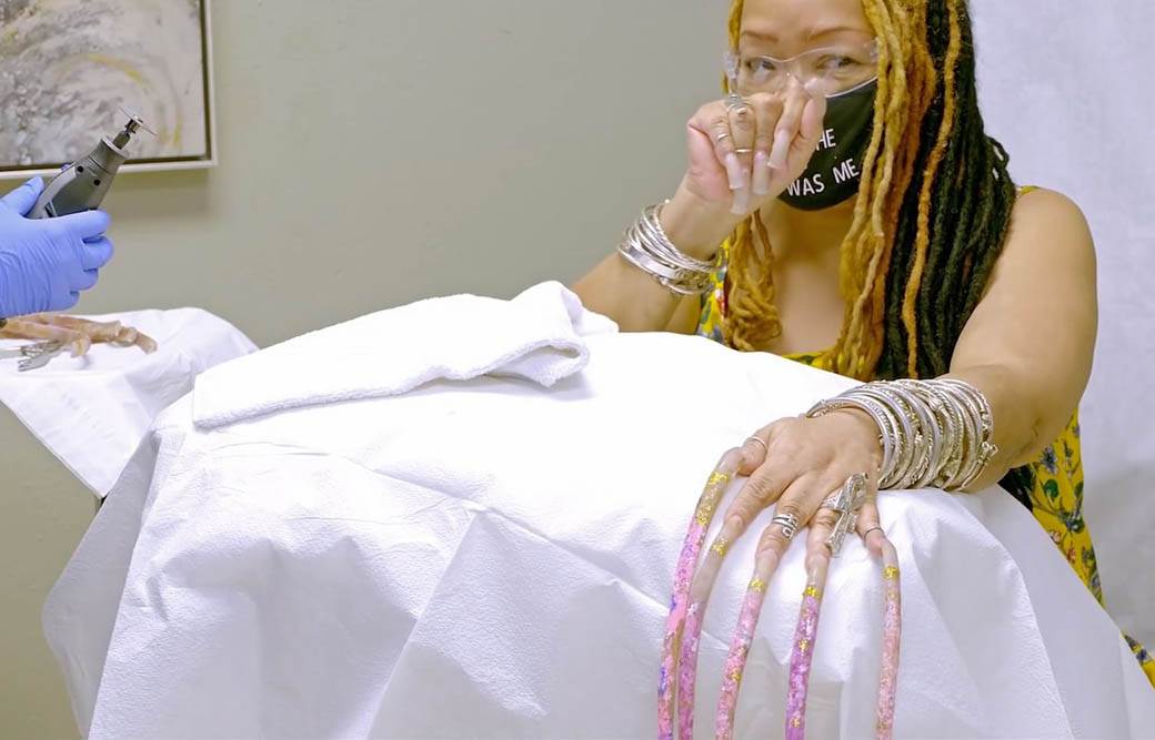 najduzi nokti na svetu ginisov rekord ajana vilijams odsekla nokte fotografije