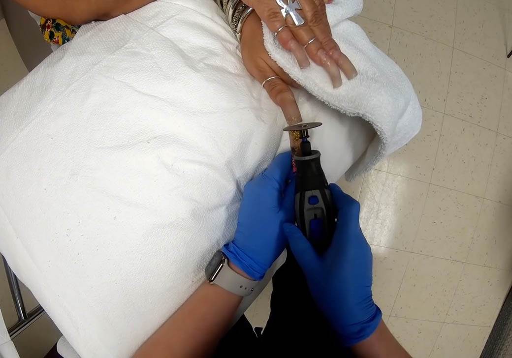 najduzi nokti na svetu ginisov rekord ajana vilijams odsekla nokte fotografije