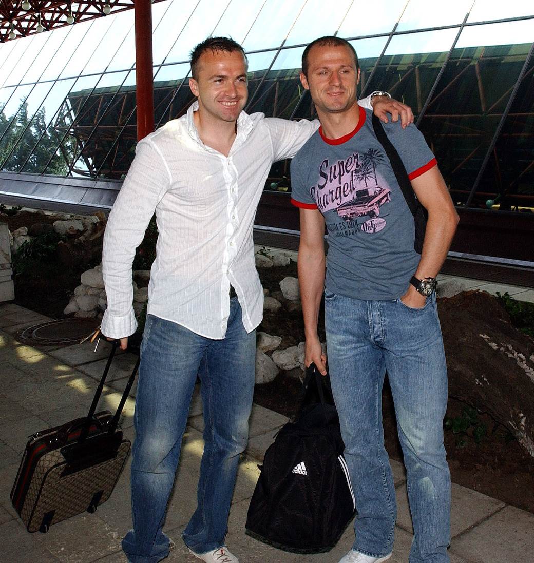 reprezentacija srbije oblacenje fudbaleri mitrovic zenske grudi stajling 2006 foto