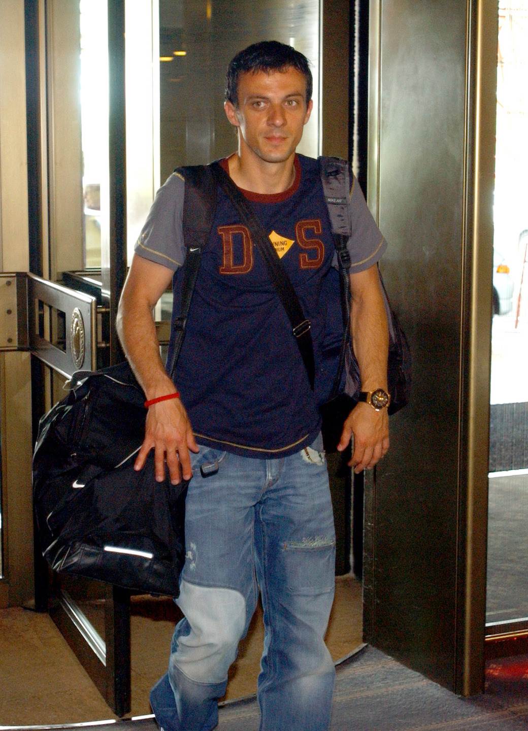 reprezentacija srbije oblacenje fudbaleri mitrovic zenske grudi stajling 2006 foto