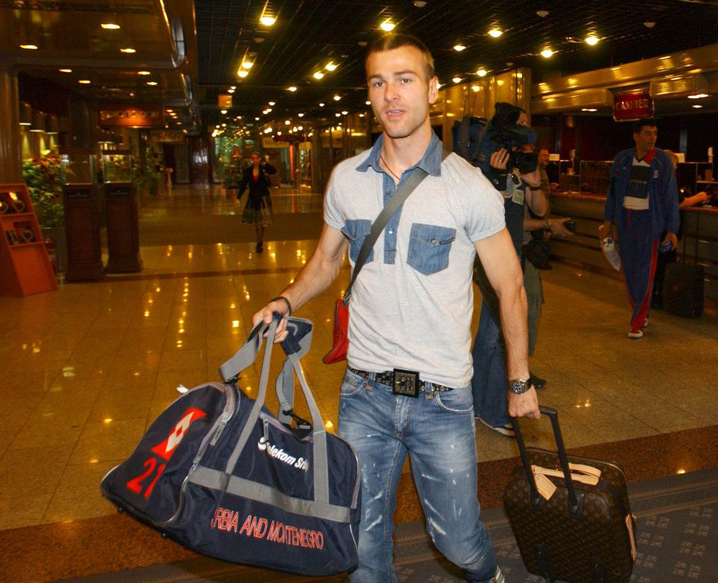 reprezentacija srbije oblacenje fudbaleri mitrovic zenske grudi stajling 2006 foto