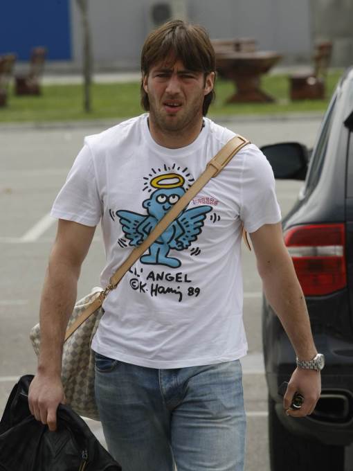 reprezentacija srbije oblacenje fudbaleri mitrovic zenske grudi stajling 2006 foto