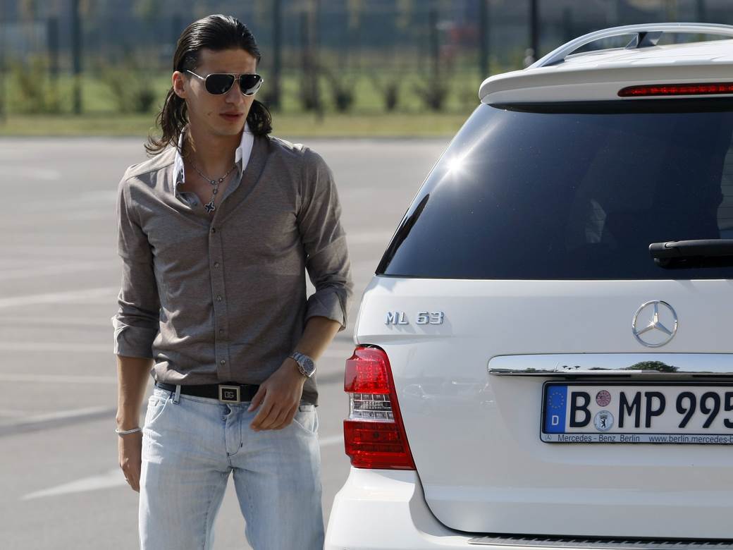 reprezentacija srbije oblacenje fudbaleri mitrovic zenske grudi stajling 2006 foto