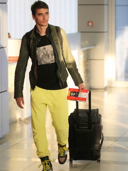 reprezentacija srbije oblacenje fudbaleri mitrovic zenske grudi stajling 2006 foto