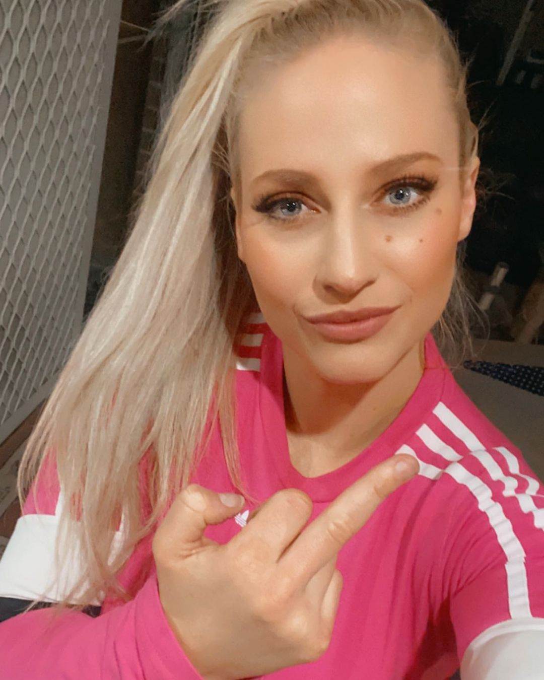 Bokserka Ebani Bridžis u izazovnom donjem vešu na merenju pred borbu