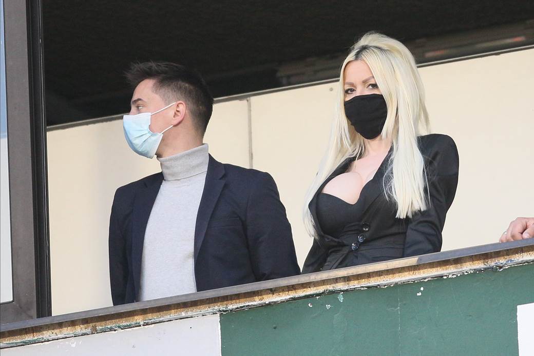 lepotica na utakmici fk partizan dekolte maska plavusa foto galerija