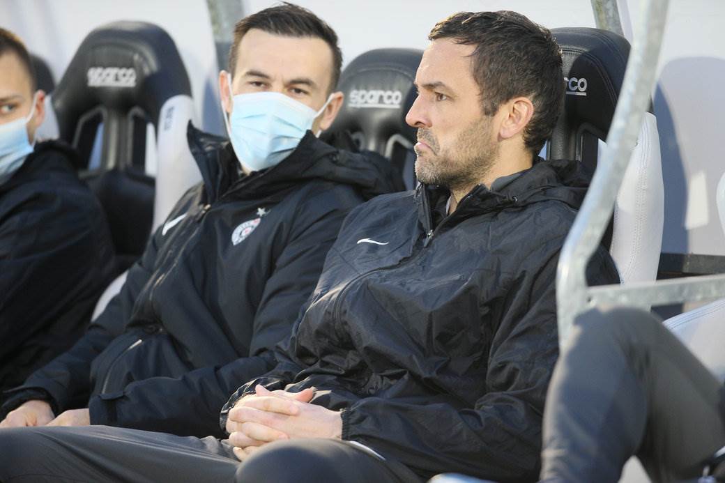 lepotica na utakmici fk partizan dekolte maska plavusa foto galerija