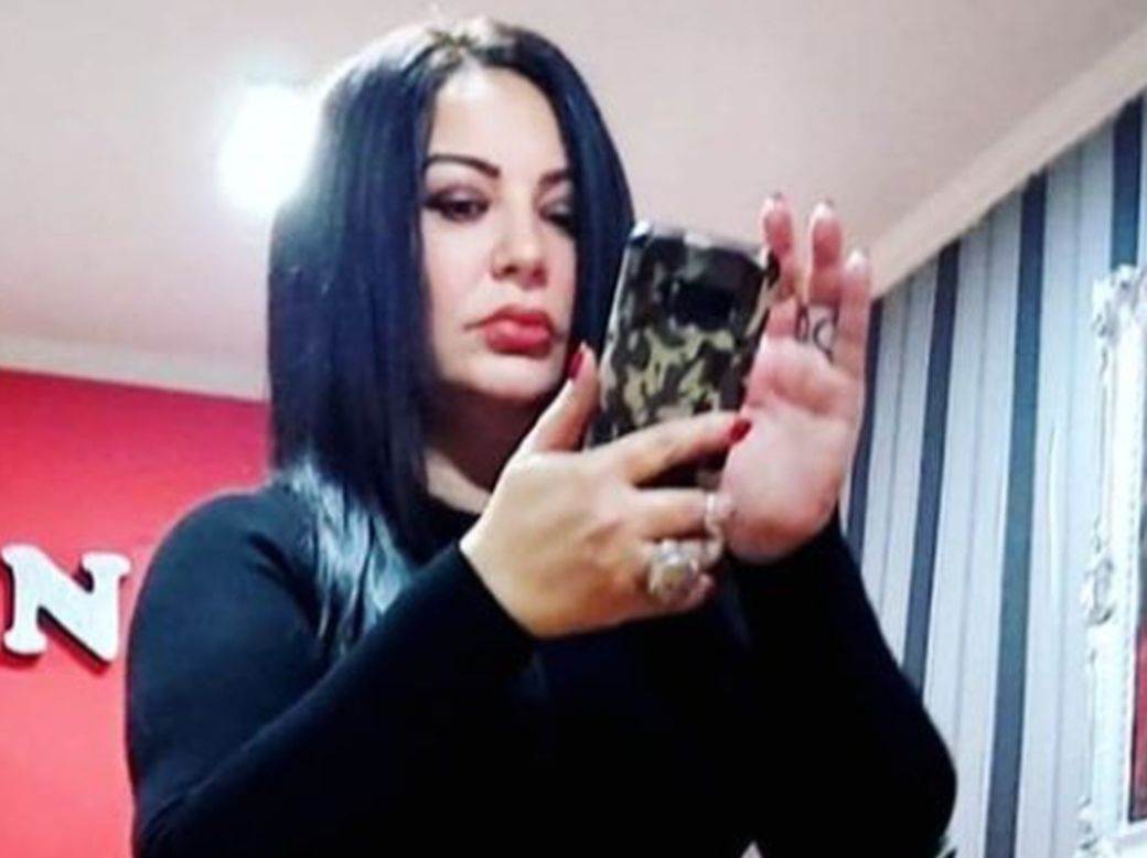 Stoja nosi paštetu i sendviče u torbi