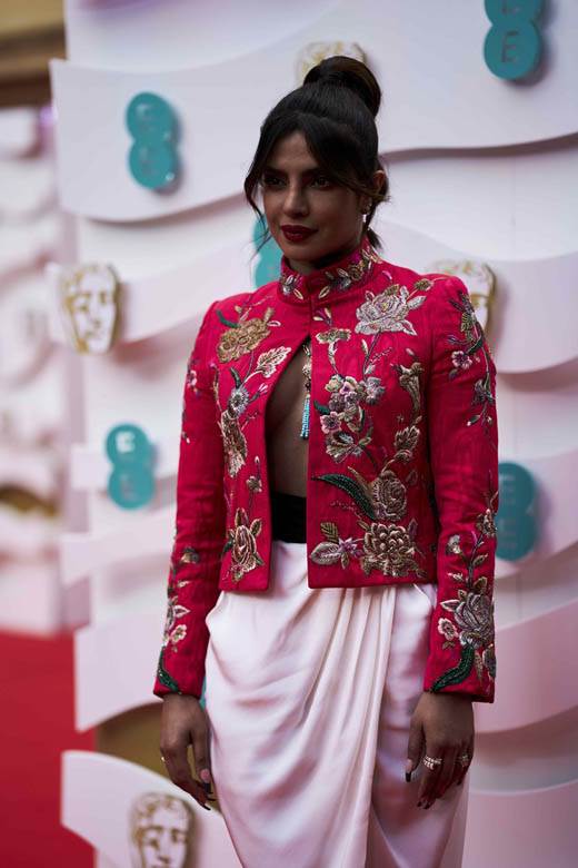 prijanka copra dekolte moda bafta 2021 fotografije