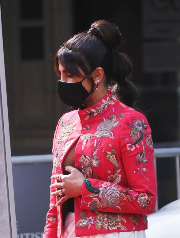 prijanka copra dekolte moda bafta 2021 fotografije