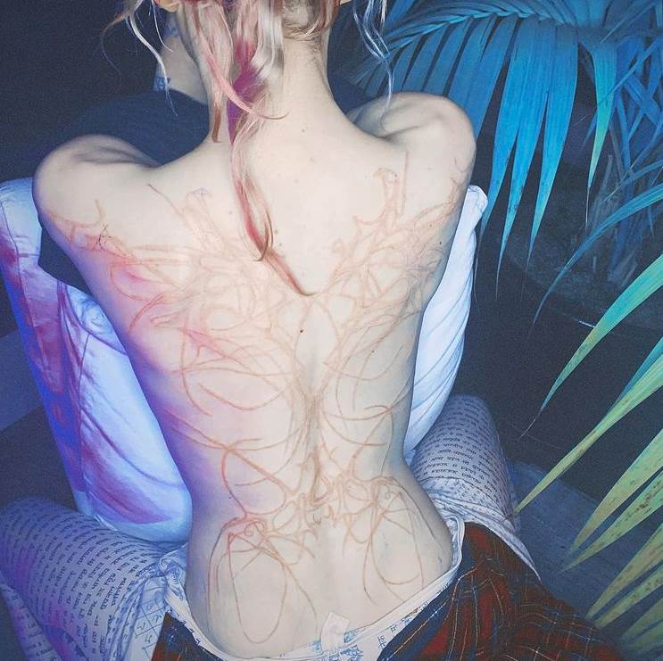 ilon mask devojka grajms tetovaza ledja instagram foto