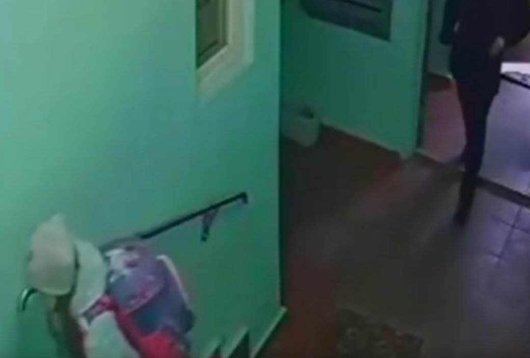 devojcica prevarila manijala koji ju je pratio video rusija