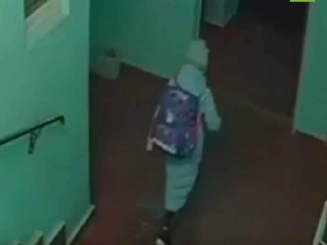 devojcica prevarila manijala koji ju je pratio video rusija