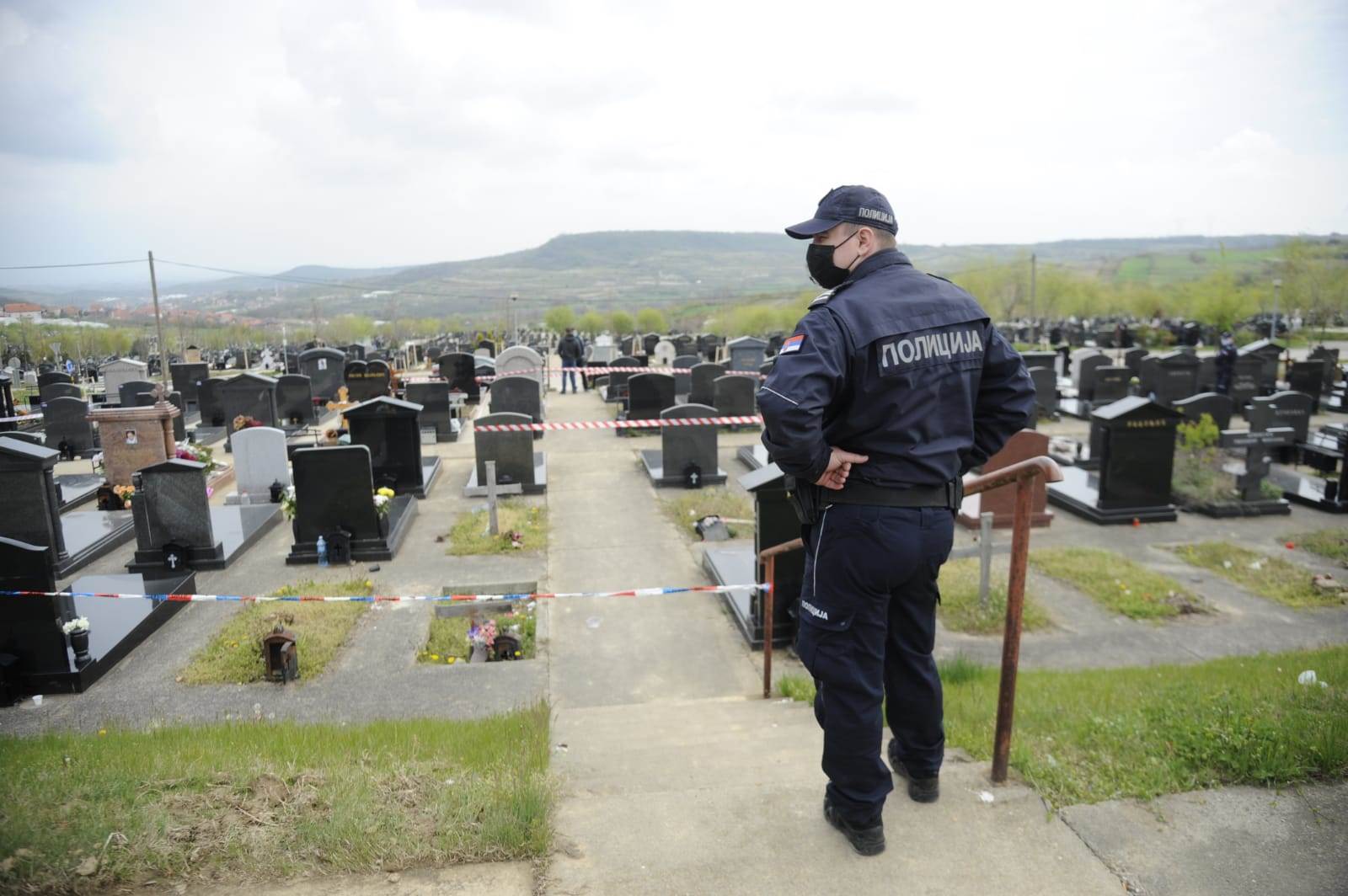 beograd groblje pucnjava lesce ranjen mladic tokom parastosa detalji