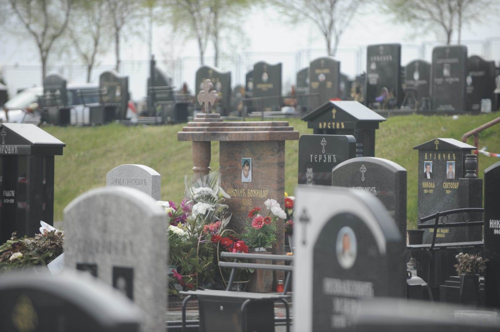 beograd groblje pucnjava lesce ranjen mladic tokom parastosa detalji