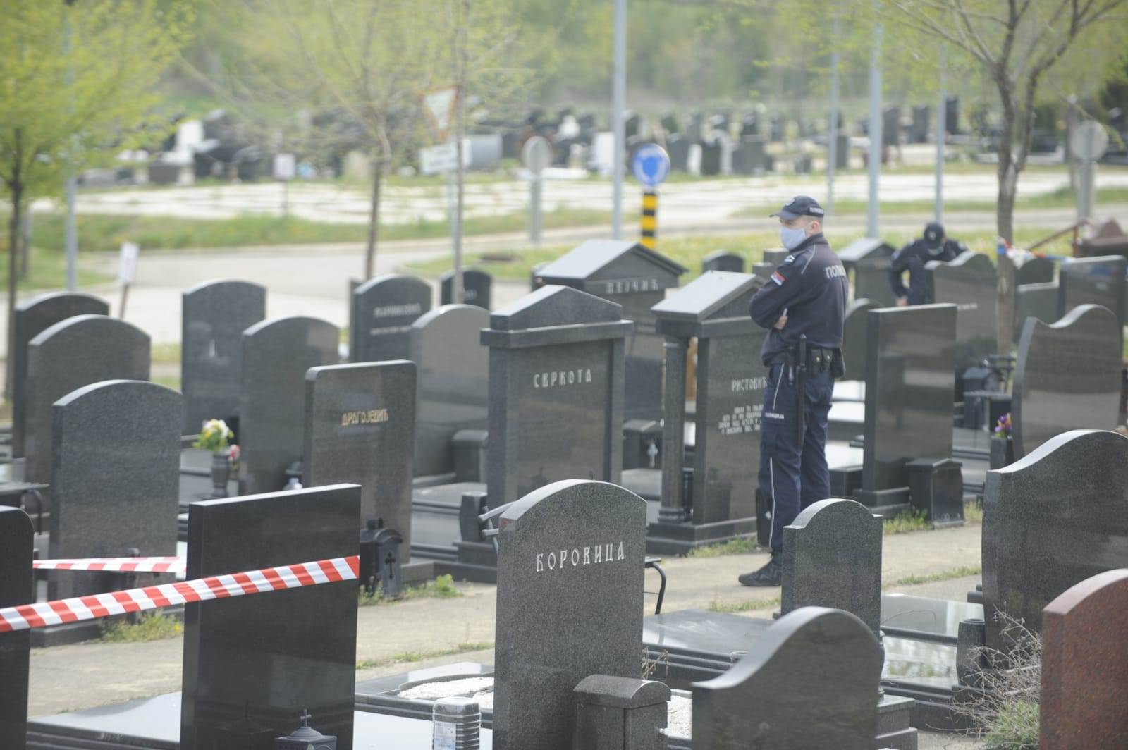 beograd groblje pucnjava lesce ranjen mladic tokom parastosa detalji