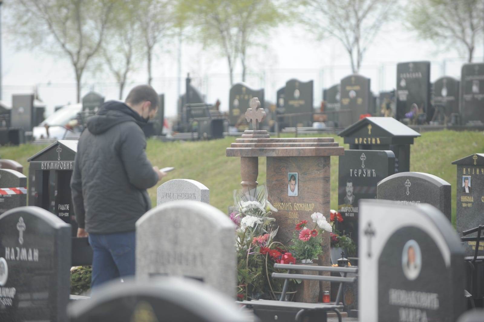 beograd groblje pucnjava lesce ranjen mladic tokom parastosa detalji