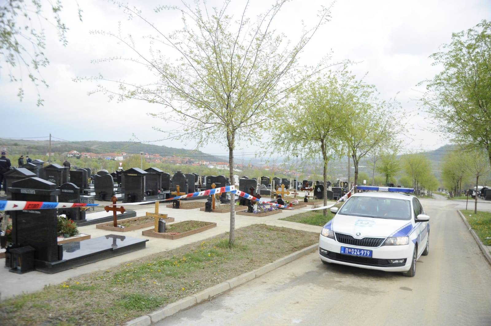 beograd groblje pucnjava lesce ranjen mladic tokom parastosa detalji