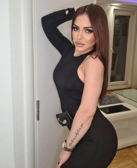 Aleksandra Mladenović u donjem vešu