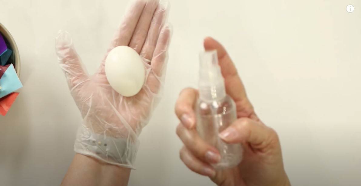 Farbanje jaja u krep papiru