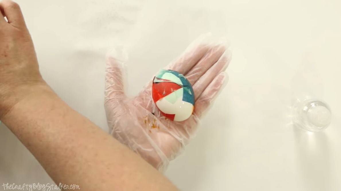 Farbanje jaja u krep papiru