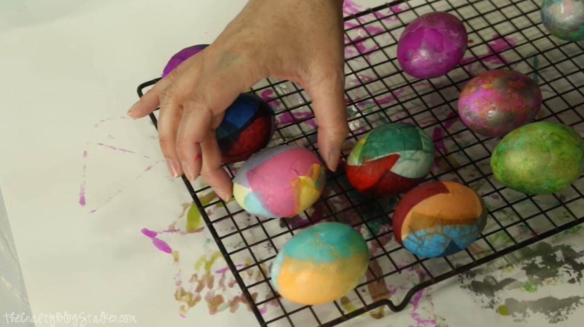 Farbanje jaja u krep papiru