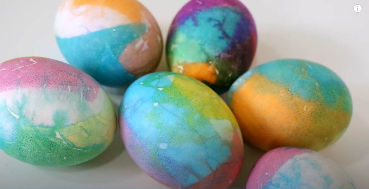 Farbanje jaja u krep papiru