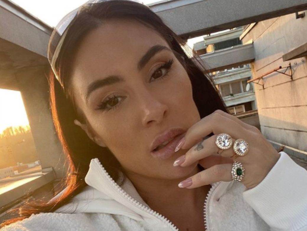 Senida gole grudi prekrila stikerima