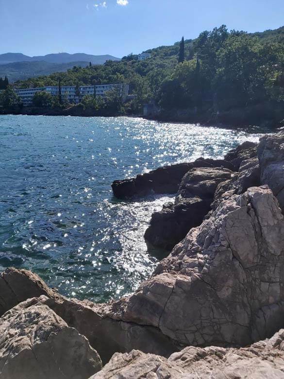 PAPRENO LETOVANJE U KOMŠILUKU: Ručak za dvoje 25€, u marketima sve DUPLO SKUPLJE, a tek smeštaj i putarine...