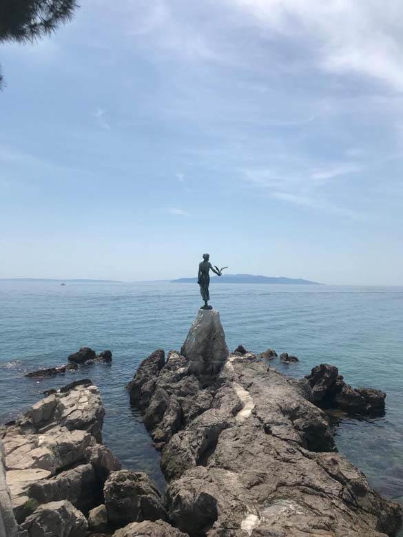 PAPRENO LETOVANJE U KOMŠILUKU: Ručak za dvoje 25€, u marketima sve DUPLO SKUPLJE, a tek smeštaj i putarine...