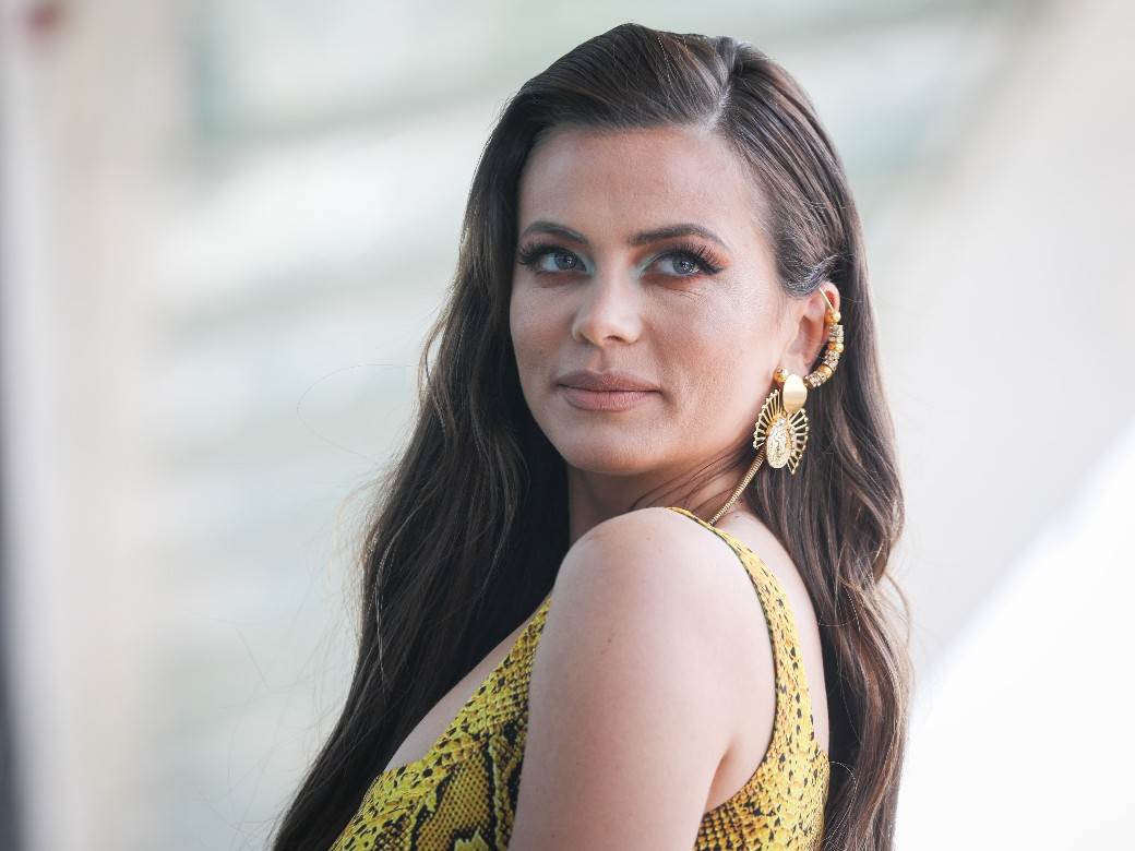 milica pavlovic bez brushaltera dekolte haljina biljana tipsarevic fotografije