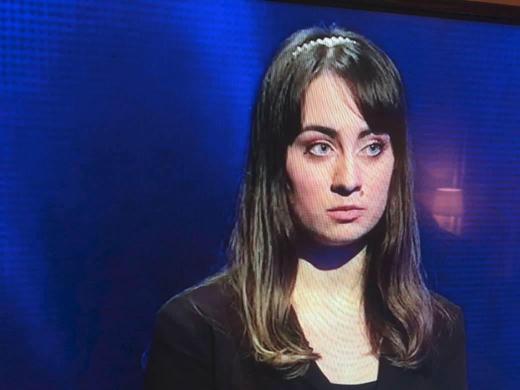 slagalica takmicarka prevrce ocima potera foto