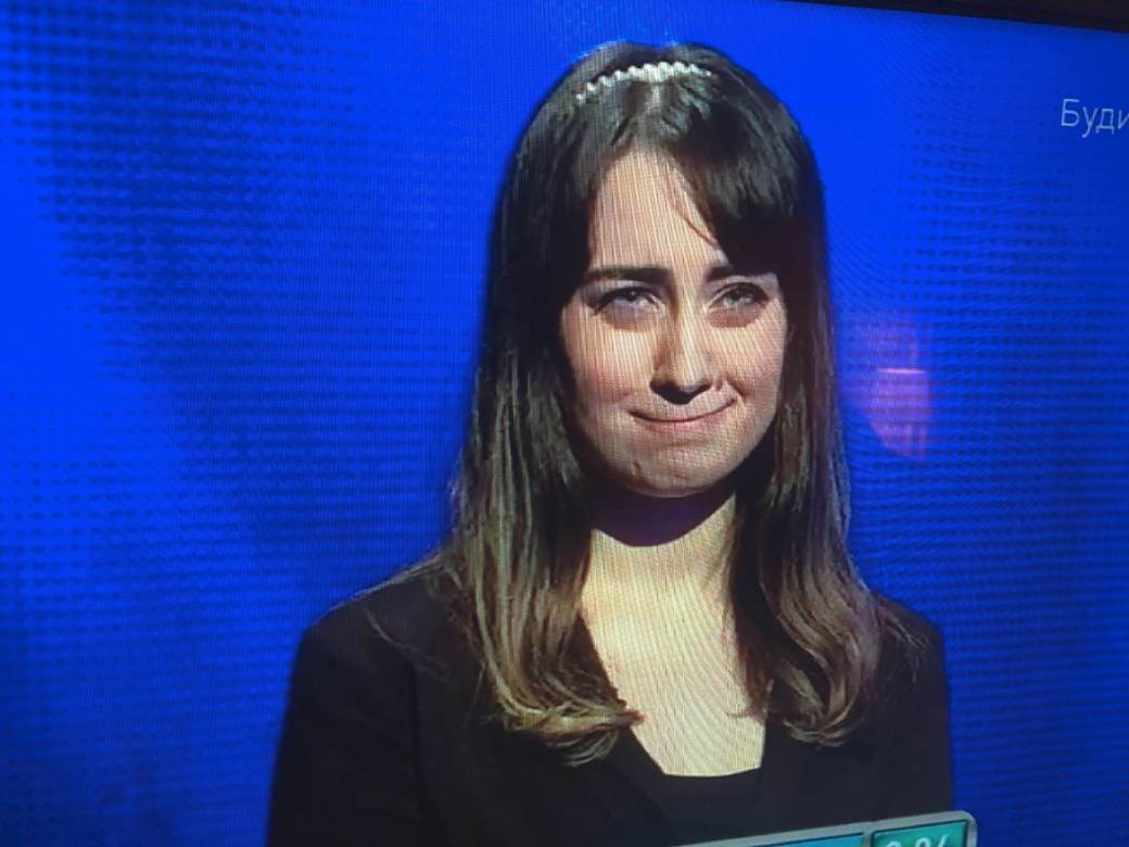 slagalica takmicarka prevrce ocima potera foto