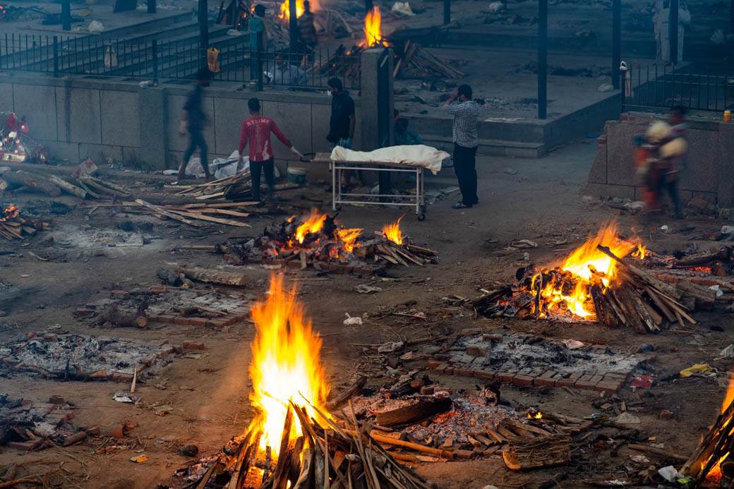 indija korona mrtve bacaju u reke