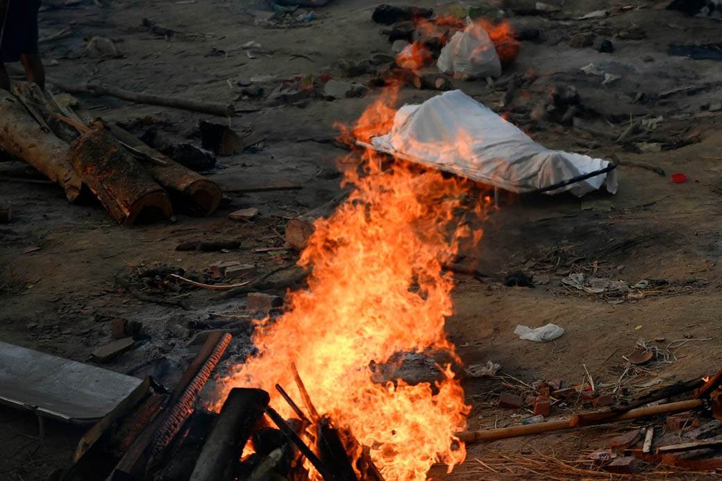 indija korona mrtve bacaju u reke