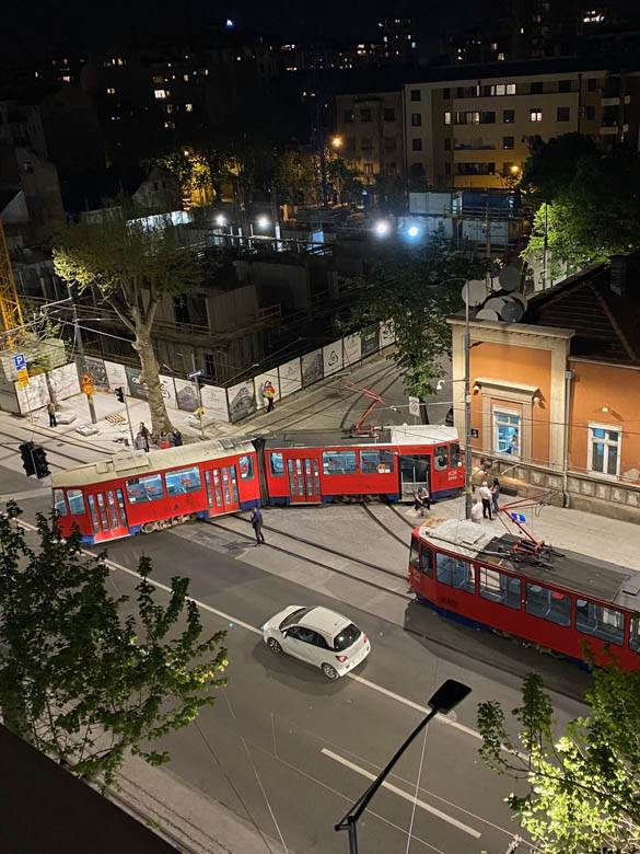 beograd nesreca tramvaj iskocio iz sina fotografija