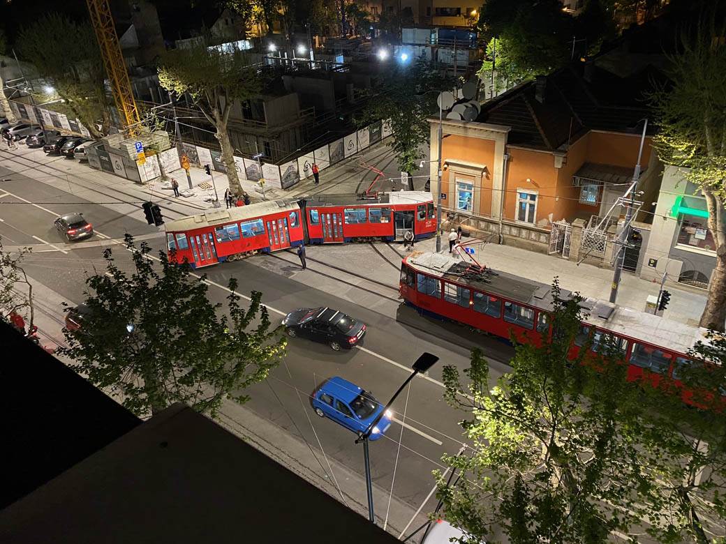 beograd nesreca tramvaj iskocio iz sina fotografija