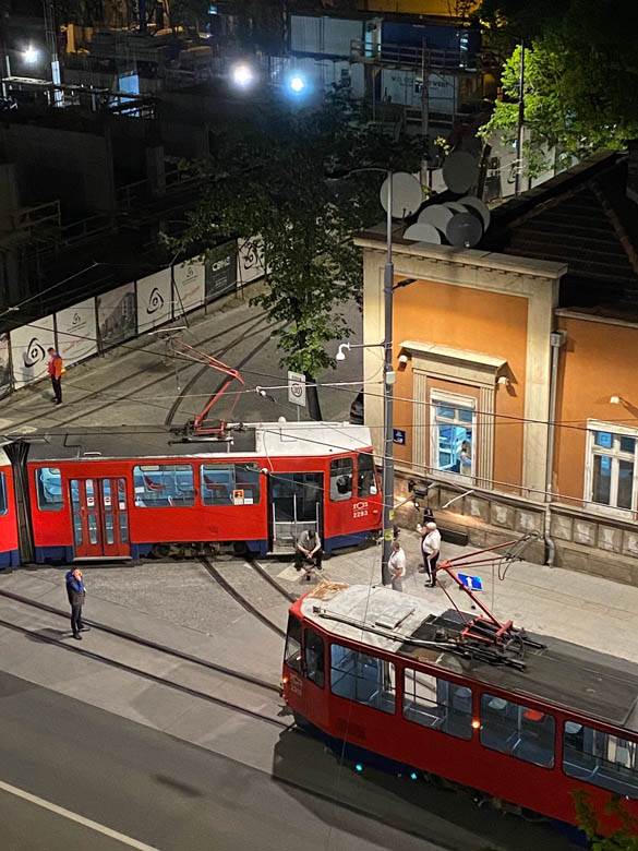 beograd nesreca tramvaj iskocio iz sina fotografija