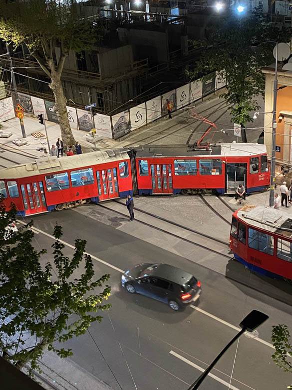 beograd nesreca tramvaj iskocio iz sina fotografija