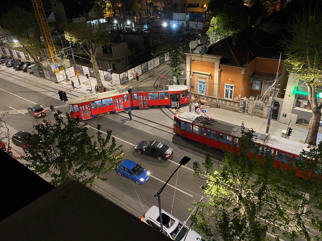 beograd nesreca tramvaj iskocio iz sina fotografija