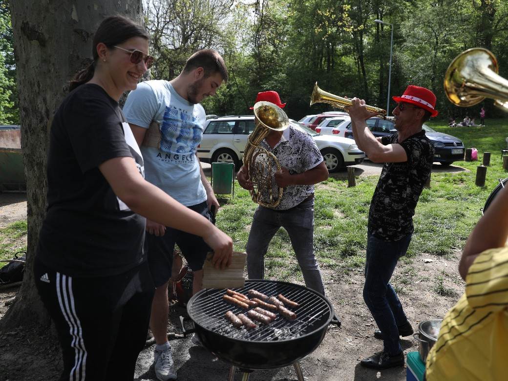 prvi maj mere roštilj uranak beograd košutnjak ada ciganlija fotografije