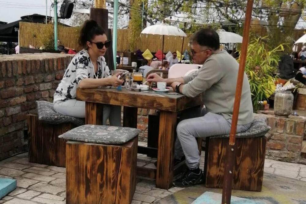 branislav lecic u kaficu sa cerkom foto