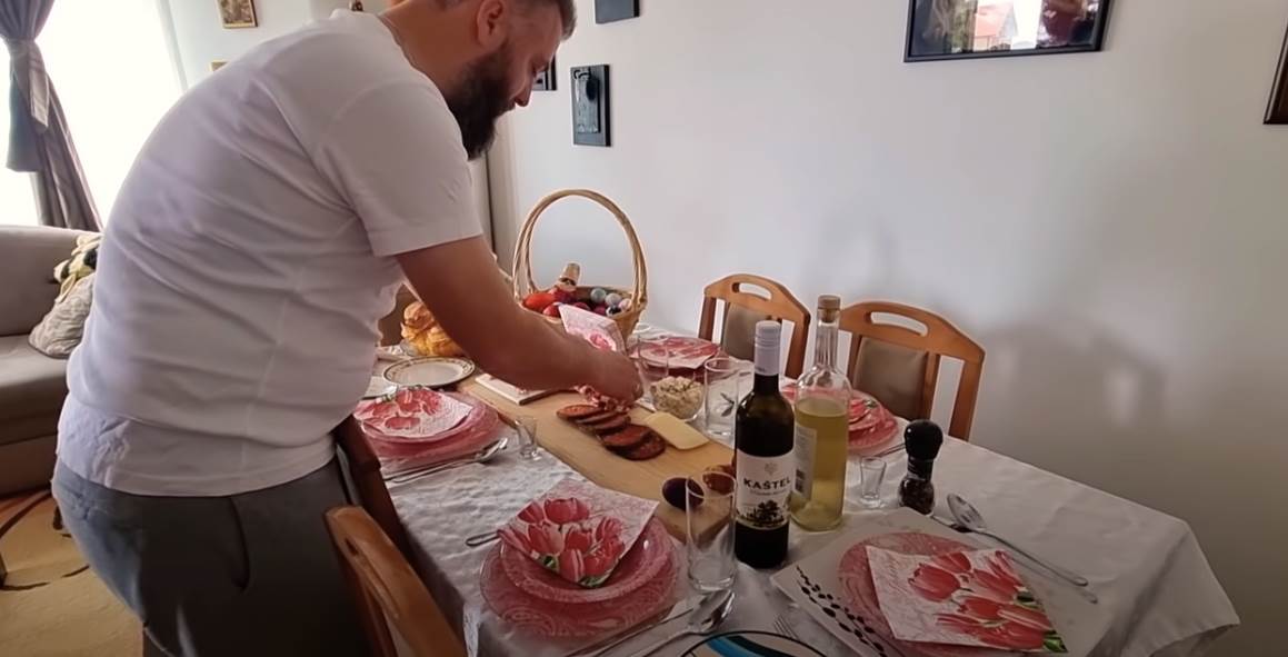 Sveštenik iz Velike Plane pokazao svoj set noževa na Uskrs